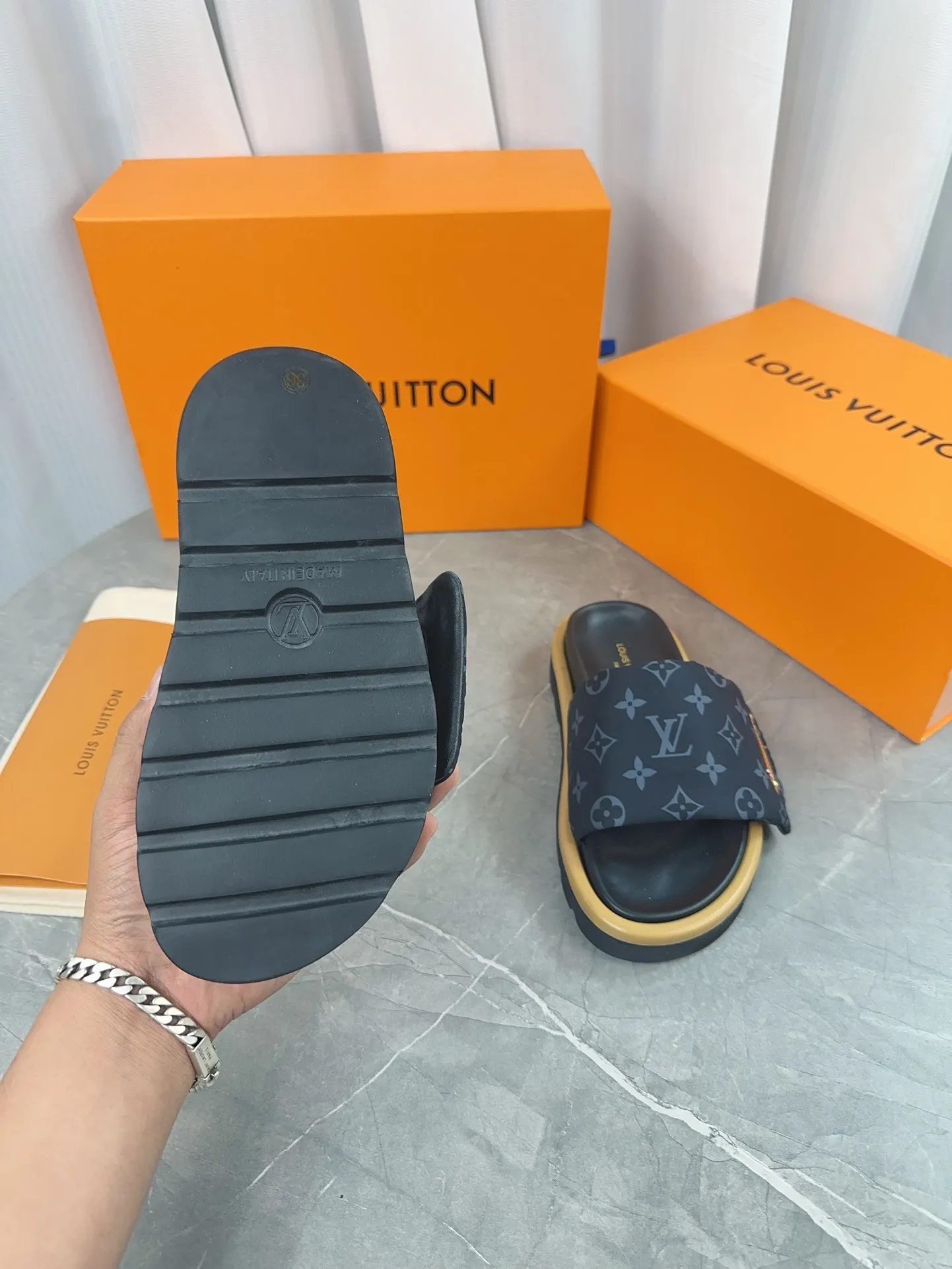 👟👟Ex-factory price 360👟👟 Women's Shoes Women's Clothing LV Donkey Brand L Home 2023 Hot Style Embossed Logo Embossed Sandals This Pool Pillow Comfort flat sandals are made of technical fabrics and use high-frequency embossing technology to reinterpret the Monogram pattern. Soft padded upper with adjustable Velcro, comfortable and tough insole adds harmonious color ▪️Fabric: Original customized technical fabric ▪️Lining: soft sheepskin lining ▪️Sole: Original open-molded rubber foam outsole Color: sky blue. Yellow. Black ▪️Size: 35-45